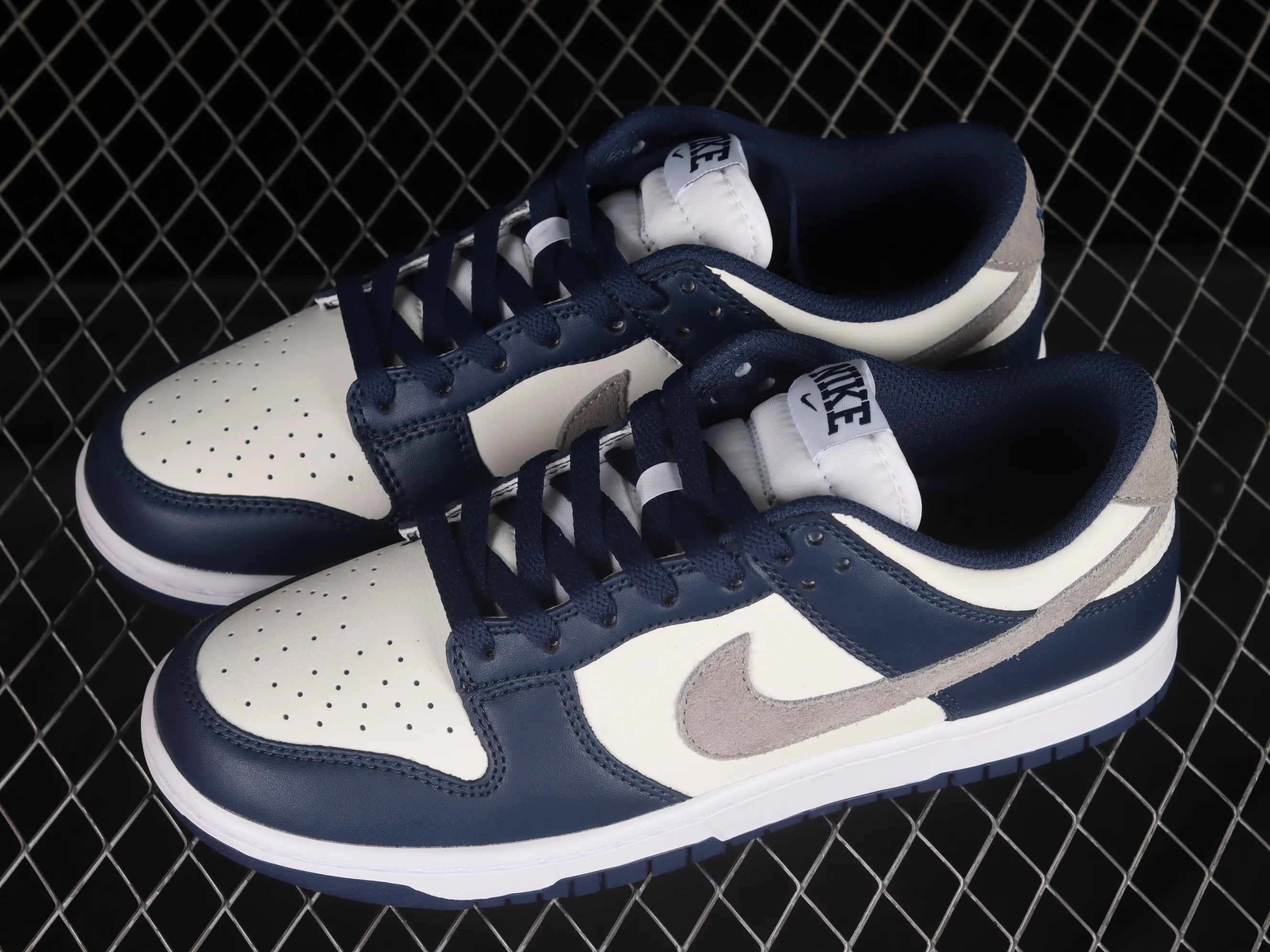 All categories Nk SB Dunk series Nk SB Dunk Low low-top sneakers Nk Dunk Low "Midnight Navy" blue and white SB low-top sports and leisure sneakers FD9749-400